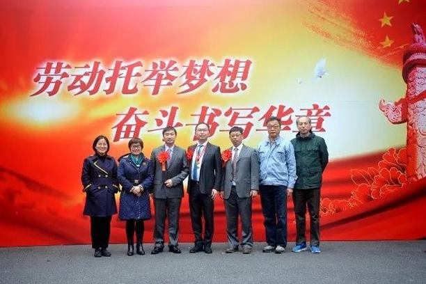 向勞模致敬！華虹集團(tuán)2位上海市勞動(dòng)模范和2個(gè)上海市模范集體受表彰